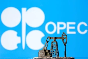 OPEC+ họp và chốt giữ nguyên chính sách sản lượng dầu. Ảnh: Dado Ruvic/REUTERS