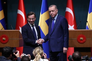 Thủ tướng Thụy Điển Ulf Kristersson (trái) bắt tay với Tổng thống Thổ Nhĩ Kỳ Tayyip Erdogan. Ảnh: AP 