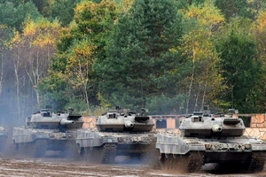 Nhiều doanh nghiệp và địa phương Nga trao thưởng cho binh sĩ nước này phá huỷ thành công xe tăng Leopard 2 của Đức và M1 Abrams của Mỹ. Ảnh: Patrik Stollarz/AFP/GETTY IMAGES