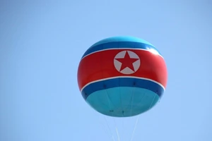 Một khinh khí cầu in cờ Triều Tiên bay tại Bình Nhưỡng năm 2018. Ảnh: NK NEWS