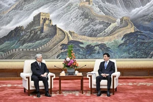 Ông Hạ Lập Ngôn (trái) trong cuộc gặp với ông Vương Hỗ Ninh. Ảnh: Yin Bogu/XINHUA