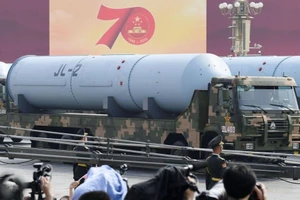 Tên lửa đạn đạo phóng từ tàu ngầm JL-2 tại lễ duyệt binh đánh dấu kỷ niệm 70 năm thành lập nước TQ vào năm 2019. Ảnh: KYODO