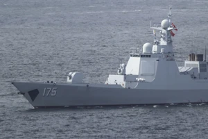 Một tàu khu trục mang tên lửa dẫn đường Type 052D của Trung Quốc. Ảnh: Roy Issa