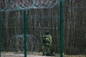 Lính biên phòng Belarus tuần tra dọc biên giới gần cửa khẩu Divin giữa Belarus và Ukraine vào ngày 15-2. Ảnh: Natalia Kolesnikova/AFP/GETTY IMAGES