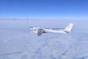 Máy bay ném bom chiến lược Tu-95MS của Nga bay trên vùng biển Bering hôm 14-2. Ảnh: BỘ QUỐC PHÒNG NGA