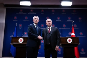 Tổng Thư ký NATO Jens Stoltenberg (trái) và Ngoại trưởng Thổ Nhĩ Kỳ Mevlut Cavusoglu. Ảnh: TWITTER