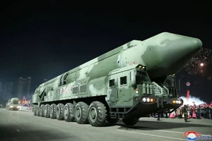 Một tên lửa đạn đạo liên lục địa tại lễ duyệt binh ở thủ đô Bình Nhưỡng hôm 8-2. Ảnh: KCNA