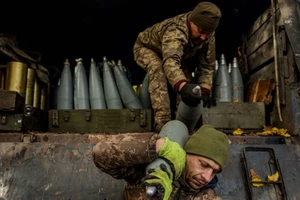 Binh sĩ Ukraine vận chuyển đạn tại một vị trí trên tiền tuyến gần Bakhmut. Ảnh: Dimitar Dilkoff/AFP/GETTY IMAGES