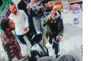 Người đàn ông tạt sữa chua lên người hai phụ nữ không mang khăn trùm hijab tại Iran. Ảnh: Trích từ video