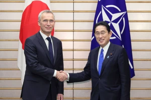 Tổng thư ký NATO Jens Stoltenberg (trái) và Thủ tướng Nhật Fumio Kishida hồi tháng 1-2023. Ảnh: VĂN PHÒNG THỦ TƯỚNG NHẬT