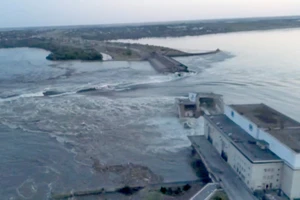 Đập Nova Kakhovka bị vỡ ngày 6-6. Ảnh: REUTERS