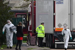 Cảnh sát Anh đang khám nghiệm hiện trường vụ 39 người Việt chết trong container năm 2019. Ảnh: AFP