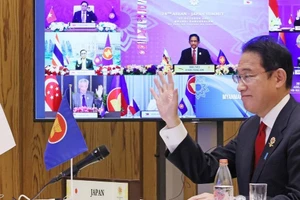 Thủ tướng Nhật Fumio Kishida tham dự Hội nghị cấp cao Đông Á (EAS) cùng với các lãnh đạo ASEAN vào năm 2021. Ảnh: VĂN PHÒNG THỦ TƯỚNG NHẬT