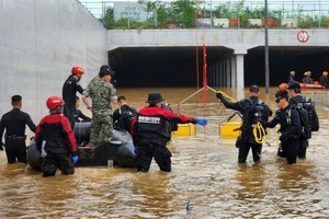 Chùm ảnh: Mưa lớn tại Hàn Quốc 39 người chết, hơn 10.000 người sơ tán