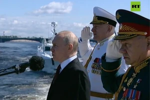 Tổng thống Nga Vladimir Putin tham dự lễ duyệt binh ngày Hải quân Nga. Ảnh: RT 