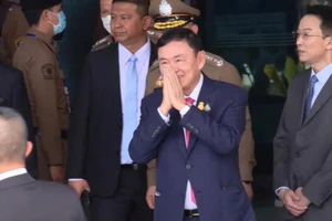 Ảnh: Ông Thaksin về tới Thái Lan