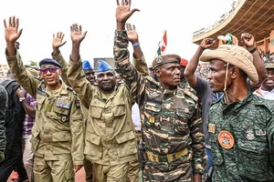 Đảo chính Niger: Dân dọa xông vào đại sứ quán, căn cứ Pháp; Chủ tịch ECOWAS sẽ gặp ông Biden 