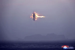 Triều Tiên diễn tập tấn công hạt nhân, bắn 2 tên lửa mang đầu đạn nguyên tử giả 