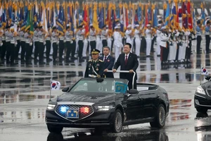 Hàn Quốc duyệt binh rầm rộ, phát cảnh báo cứng rắn với Triều Tiên 