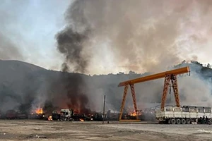 120 xe chở hàng của Trung Quốc bị thiêu rụi ở biên giới Myanmar