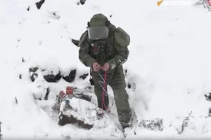 VIDEO: Lính Nga thể hiện kỹ năng rà phá bom mìn dưới trời tuyết