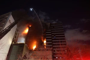VIDEO: Cả bệnh viện 10 tầng biến thành cột lửa