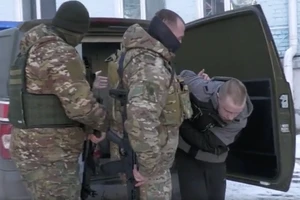 VIDEO: Đặc vụ Nga phục kích, bắt 2 người nghi làm gián điệp cho Ukraine