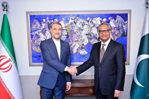 Ngoại trưởng Iran sang Pakistan giảng hòa sau vụ nã tên lửa sang nhau