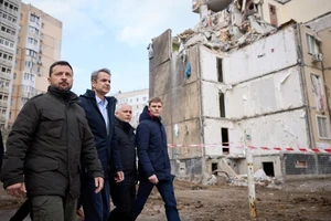 Tên lửa Nga rơi cách đoàn xe chở ông Zelensky và Thủ tướng Hy Lạp chỉ 500 m