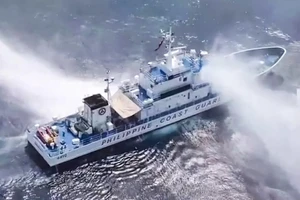 Video: Tàu hải cảnh Trung Quốc phun vòi rồng tàu Philippines ở bãi cạn Scarborough, 2 bên lên tiếng 