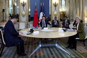 Ảnh: Ông Tập hội đàm cùng ông Macron và Chủ tịch Ủy ban châu Âu