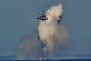 VIDEO: Trực thăng Nga săn lùng tiêu diệt xuồng không người lái Ukraine