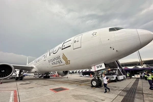 Máy bay Singapore hạ cánh khẩn cấp, 1 người chết và hàng chục người bị thương