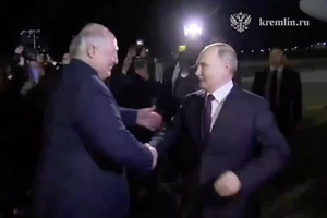 VIDEO: Ông Putin thăm Belarus, ông Lukashenko đích thân ra sân bay đón