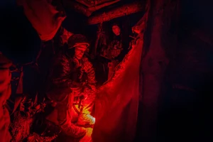 Khói lửa, thánh giá và người lính Ukraine quả cảm nơi tiền tuyến