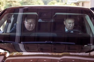 VIDEO: Ông Putin chở ông Kim trên siêu xe Aurus tại Bình Nhưỡng