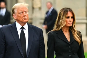 Vợ ông Trump lên tiếng sau khi chứng kiến chồng bị bắn