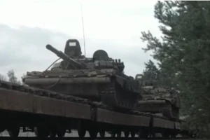 VIDEO: Belarus đưa xe tăng áp sát biên giới Ukraine 