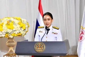 Nhà vua Thái Lan phê chuẩn con gái ông Thaksin làm thủ tướng