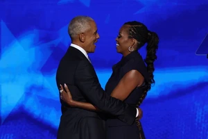 Ảnh: Vợ chồng cựu Tổng thống Obama xuất hiện tại đại hội đảng Dân chủ