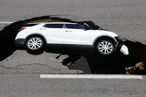 VIDEO: Ô tô đang chạy trên đường thì rớt ‘hố tử thần’ ở Seoul