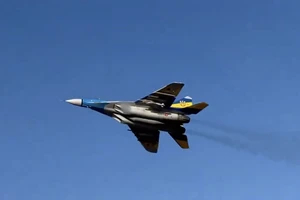 VIDEO: Ukraine dùng MiG-29 ném bom lượn phá cầu ở Kursk