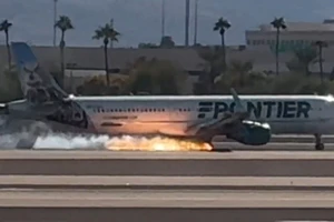 VIDEO: Máy bay chở gần 200 hành khách bất ngờ bốc cháy khi hạ cánh