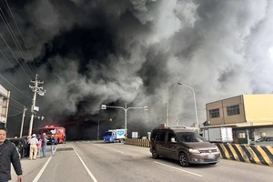 VIDEO: Cháy nhà máy ở Đài Loan khói đen ngùn ngụt, 4 người thiệt mạng 