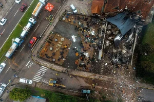 Máy bay đâm xuống khu mua sắm, cả gia đình 10 người thiệt mạng