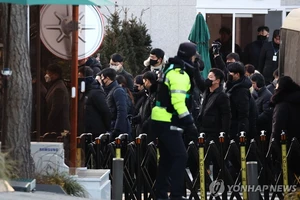 Cảnh sát, điều tra viên và cơ quan an ninh tổng thống họp bàn việc bắt ông Yoon