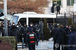 Lần hai đi bắt Tổng thống Yoon: Các điều tra viên tiến vào khuôn viên dinh 
