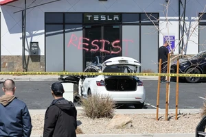 FBI vào cuộc điều tra loạt vụ tấn công tài sản Tesla