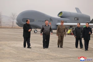 Ông Kim Jong-un đích thân giám sát thử nghiệm UAV cảm tử trang bị AI