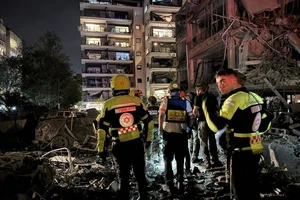 NÓNG: Iran phóng gần 100 tên lửa vào Israel